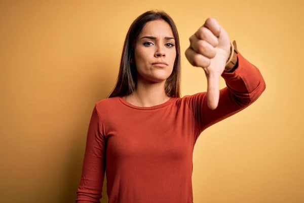 Joven Mujer Morena Hermosa Con Camiseta Casual Pie Sobre Fondo — Foto de Stock