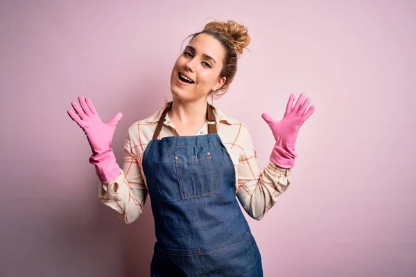 Νεαρή Όμορφη Ξανθιά Καθαρίστρια Που Κάνει Οικιακές Εργασίες Φορώντας Arpon — Φωτογραφία Αρχείου