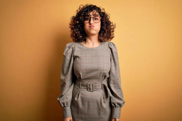 Hermosa Mujer Árabe Negocios Con Vestido Gafas Pie Sobre Fondo — Foto de Stock