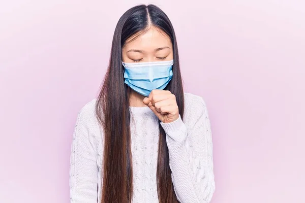 Νεαρή Όμορφη Κινέζα Γυναίκα Φορώντας Ιατρική Μάσκα Αίσθημα Αδιαθεσίας Και — Φωτογραφία Αρχείου
