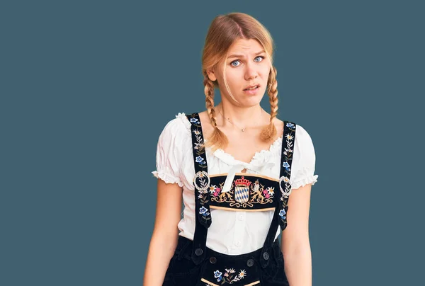 Joven Hermosa Mujer Rubia Usando Oktoberfest Vestido Escéptico Nervioso Frunciendo —  Fotos de Stock