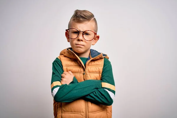 年轻的高加索小孩 蓝眼睛 穿着冬衣 戴着聪明的眼镜 神经质 双手交叉 脸上带着不赞成的表情 消极的人 — 图库照片