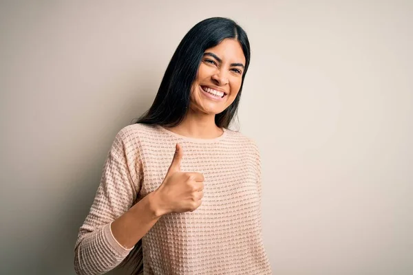 Jonge Mooie Spaanse Vrouw Draagt Elegante Roze Trui Geïsoleerde Achtergrond — Stockfoto