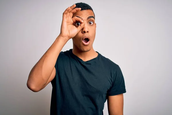 Joven Hombre Afroamericano Guapo Vistiendo Camiseta Casual Pie Sobre Fondo — Foto de Stock