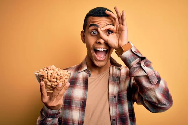 Snygg Afrikansk Amerikansk Man Håller Skål Med Heati Jordnötter Över — Stockfoto