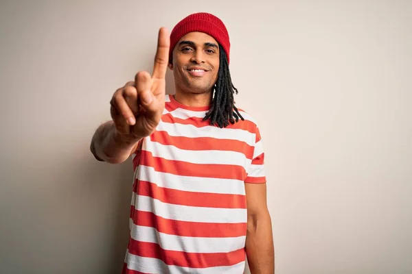 Ung Vacker Afrikansk Amerikansk Man Med Dreadlocks Bär Randig Shirt — Stockfoto