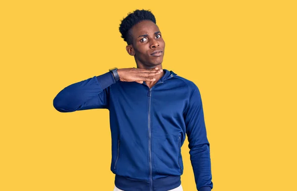 Ung Afrikansk Amerikansk Man Bär Sportkläder Skära Halsen Med Handen — Stockfoto