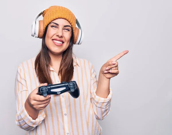 Jovem Bela Morena Gamer Mulher Jogando Videogame Usando Joystick Fones — Fotografia de Stock