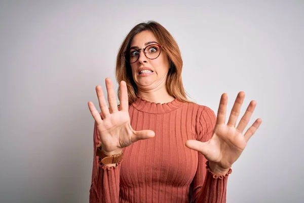 Giovane Bella Donna Bruna Indossa Maglione Casual Occhiali Sfondo Bianco — Foto Stock