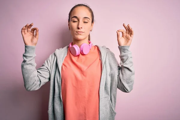 Hermosa Mujer Deportiva Haciendo Deporte Escuchando Música Usando Auriculares Sobre —  Fotos de Stock