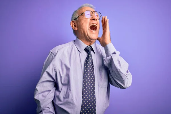 Grauhaariger Älterer Geschäftsmann Mit Brille Steht Vor Violettem Hintergrund Und — Stockfoto