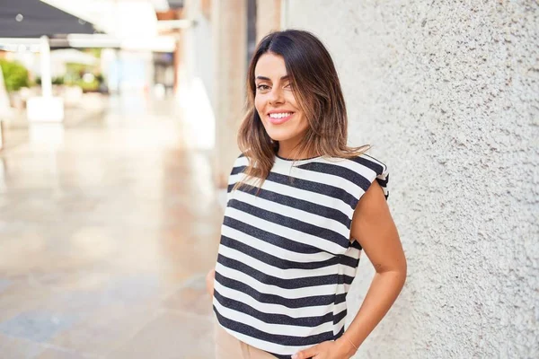 Mooie Jonge Vrouw Draagt Modieuze Kleren Lopen Door Straat — Stockfoto