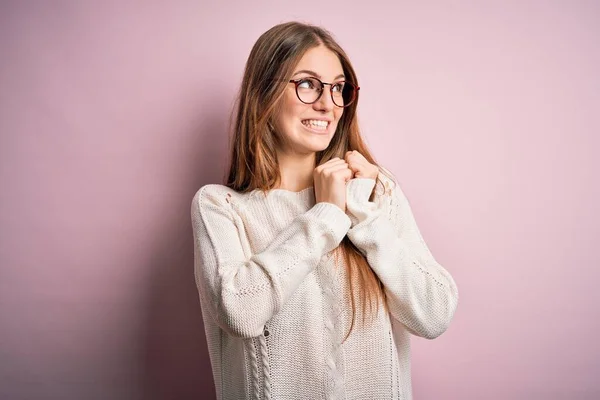 Joven Hermosa Pelirroja Vistiendo Suéter Casual Gafas Sobre Fondo Rosa —  Fotos de Stock
