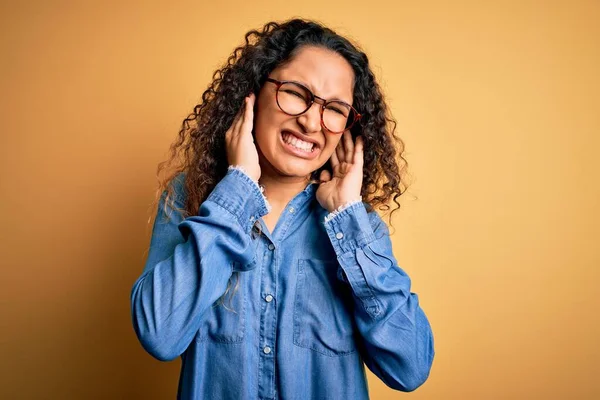 Mooie Vrouw Met Krullend Haar Casual Denim Shirt Bril Gele — Stockfoto