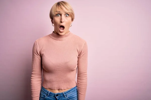 Young Blonde Woman Short Hair Wearing Casual Turtleneck Sweater Pink — Stock Photo, Image
