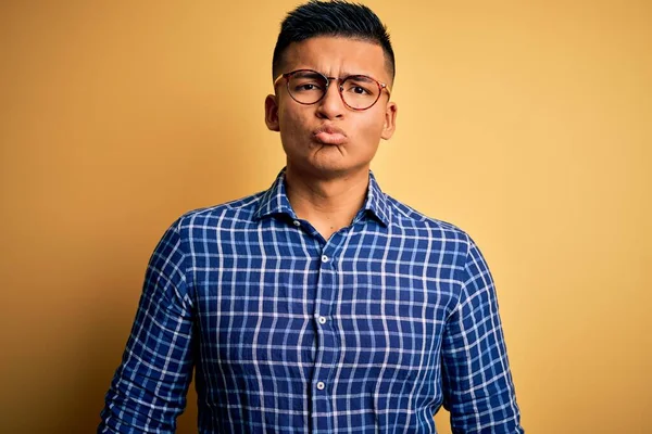 Homem Latino Bonito Jovem Vestindo Camisa Casual Óculos Sobre Fundo — Fotografia de Stock