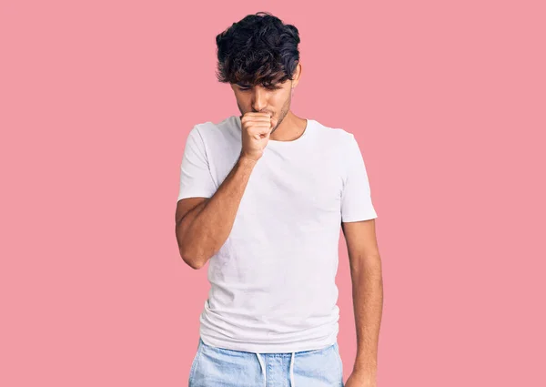 Hombre Hispano Joven Que Usa Ropa Casual Sintiéndose Mal Tosiendo — Foto de Stock