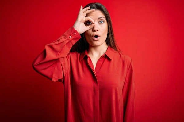 Junge Schöne Frau Mit Blauen Augen Lässigem Hemd Das Über — Stockfoto