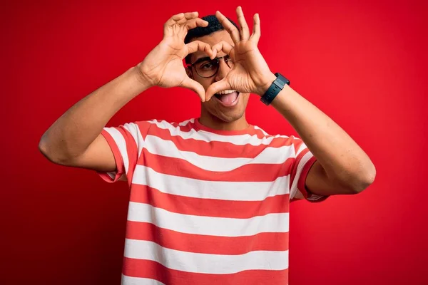 Joven Hombre Afroamericano Guapo Usando Casual Rayas Camiseta Gafas Haciendo — Foto de Stock