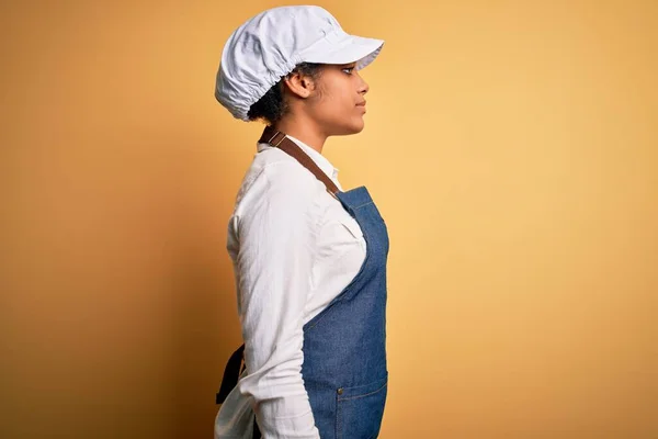 Jonge Afrikaanse Amerikaanse Afro Bakker Vrouw Dragen Schort Pet Gele — Stockfoto