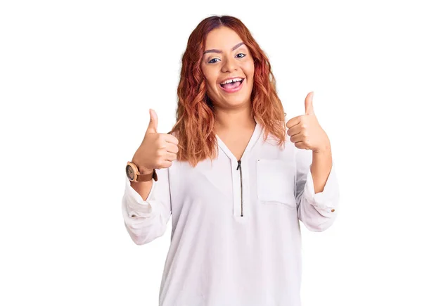 Junge Lateinamerikanische Frau Lässiger Kleidung Die Eine Positive Geste Mit — Stockfoto