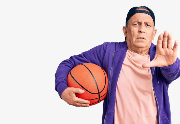 Senior Bonito Homem Cabelos Grisalhos Segurando Bola Basquete Com Mão — Fotografia de Stock