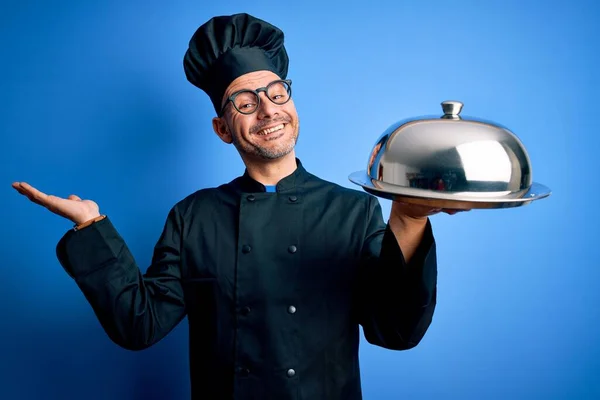 Joven Hombre Guapo Chef Con Uniforme Sombrero Sosteniendo Bandeja Camarero — Foto de Stock