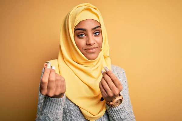 Junge Schöne Afrikanisch Amerikanische Mädchen Tragen Muslimischen Hijab Über Isolierten — Stockfoto