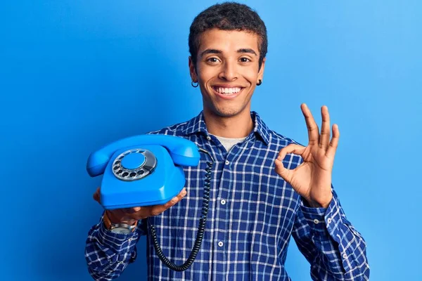 Giovane Uomo Africano Amercian Tenendo Telefono Vintage Facendo Segno Con — Foto Stock