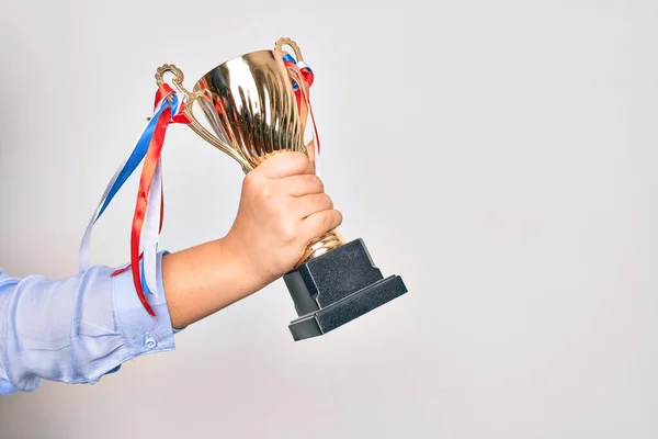 Mano Mujer Joven Caucásica Sosteniendo Trofeo Dorado Sobre Fondo Blanco — Foto de Stock