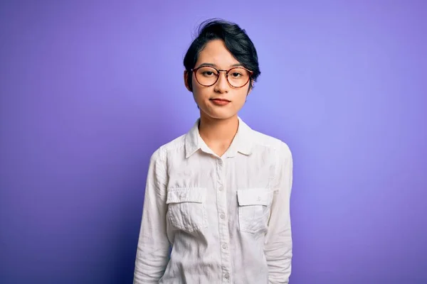 Joven Hermosa Chica Asiática Con Camisa Casual Gafas Pie Sobre —  Fotos de Stock