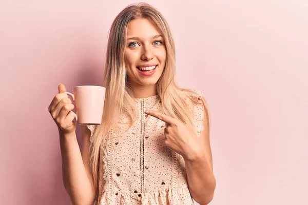 Jovem Bela Mulher Loira Segurando Café Sorrindo Feliz Apontando Com — Fotografia de Stock