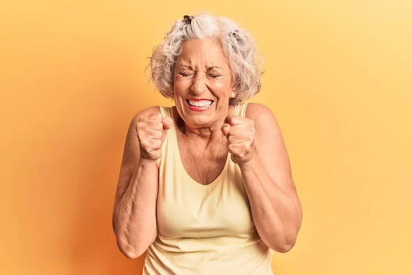 Senior Grijsharige Vrouw Draagt Casual Kleding Opgewonden Voor Succes Met — Stockfoto