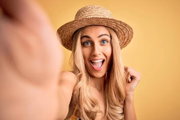 Ung Vacker Blond Kvinna Semester Bär Bikini Och Hatt Gör — Stockfoto
