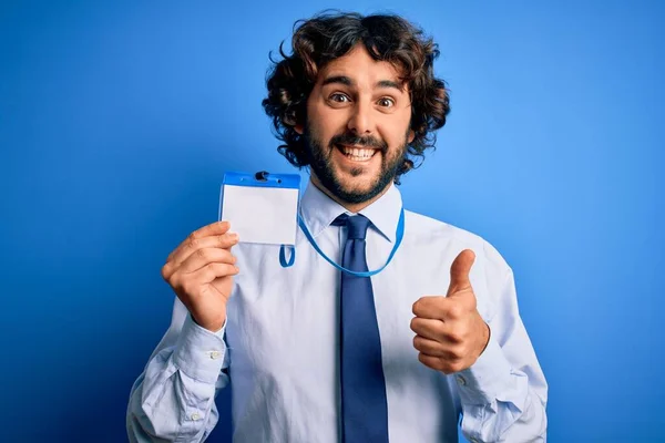 Jovem Homem Negócios Bonito Com Barba Segurando Identificação Cartão Identificação — Fotografia de Stock