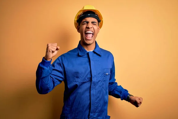 Jovem Homem Trabalhador Afro Americano Bonito Vestindo Uniforme Azul Capacete — Fotografia de Stock