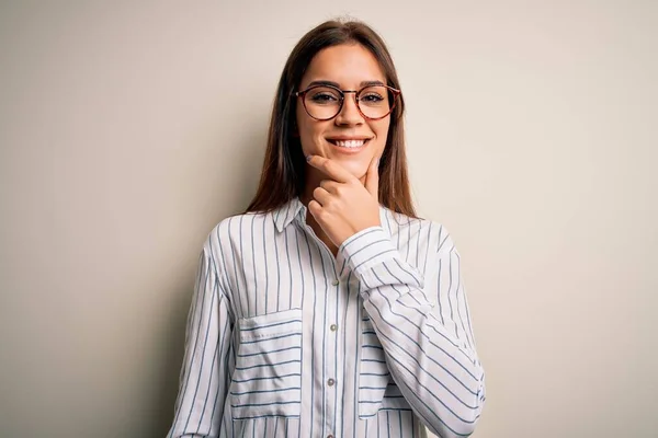 Joven Mujer Morena Hermosa Con Camisa Casual Gafas Sobre Fondo —  Fotos de Stock