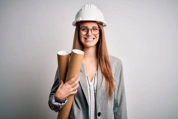 Jonge Mooie Roodharige Architect Vrouw Met Bril Veiligheidshelm Met Blauwdrukken — Stockfoto