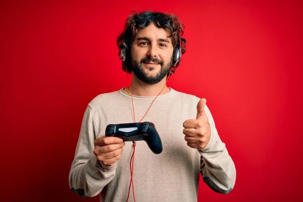 Mladý Hráč Muž Kudrnaté Vlasy Vousy Hrát Videohry Pomocí Joystick — Stock fotografie