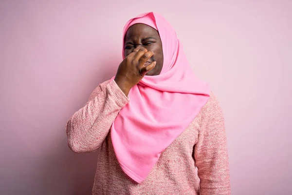 Fiatal Afro Amerikai Plusz Méretű Muszlim Hidzsábot Visel Izolált Rózsaszín — Stock Fotó