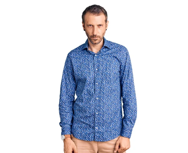 Gündelik kıyafetler giyen, kuşkucu ve gergin genç yakışıklı bir adam sorun yüzünden üzgün. negatif kişi. 