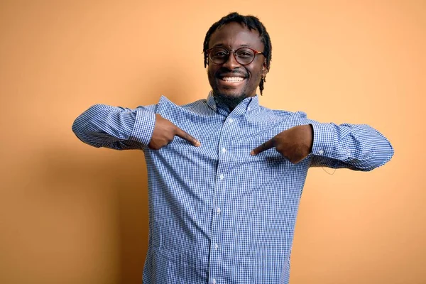 Mladý Pohledný Africký Američan Nosí Košili Brýle Přes Žluté Pozadí — Stock fotografie