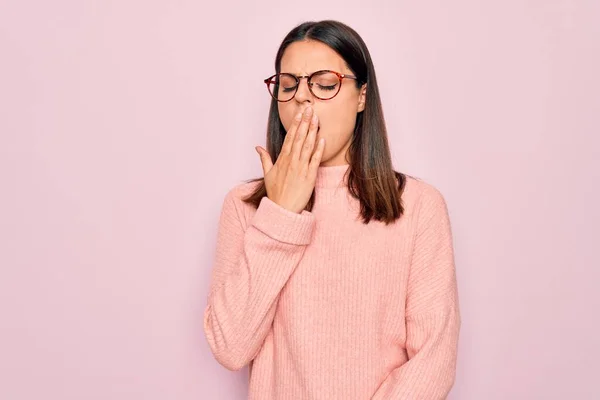 Mladá Krásná Brunetka Žena Sobě Ležérní Svetr Brýle Přes Růžové — Stock fotografie