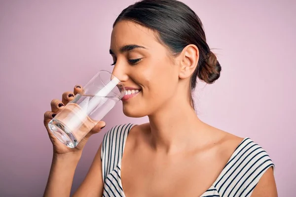 Joven Hermosa Morena Sonriendo Feliz Confiada Pie Con Una Sonrisa — Foto de Stock