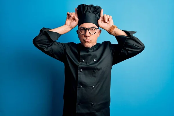 Hombre Guapo Cocinero Pelo Gris Mediana Edad Con Uniforme Cocina —  Fotos de Stock