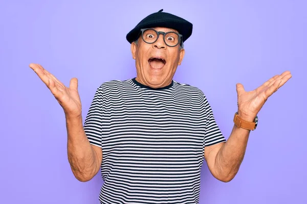 Senior Stilig Hoary Man Bär Fransk Basker Och Glasögon Står — Stockfoto