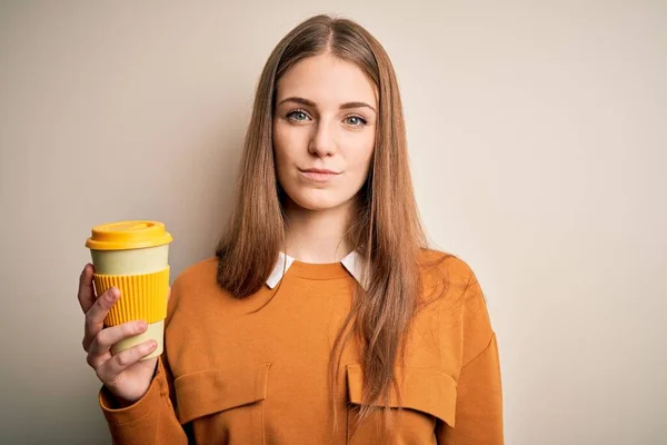 Młoda Piękna Ruda Kobieta Pije Filiżankę Kawy Odizolowanym Białym Tle — Zdjęcie stockowe