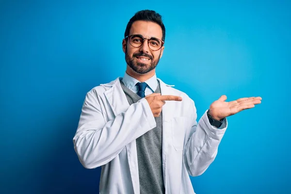 Joven Médico Guapo Con Barba Vistiendo Abrigo Gafas Sobre Fondo — Foto de Stock