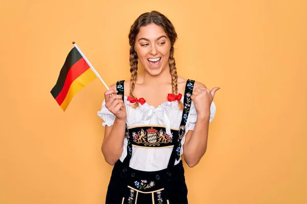 Krásná Blondýnka Vlastenecký Žena Modrýma Očima Sobě Octoberfest Šaty Drží — Stock fotografie