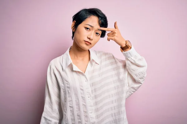 Jong Mooi Aziatisch Meisje Dragen Casual Shirt Staan Geïsoleerde Roze — Stockfoto